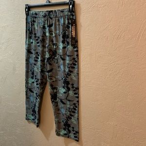 🌃LAST CHANCE BEFORE DONATING!🌃 NWT floral knit capri leggings, size XL